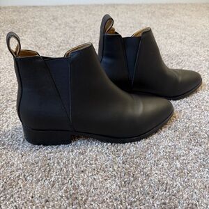 NWOB Nisolo Carmen Black Leather Chelsea Boots 9 - SOLD OUT ONLINE Water-Resist